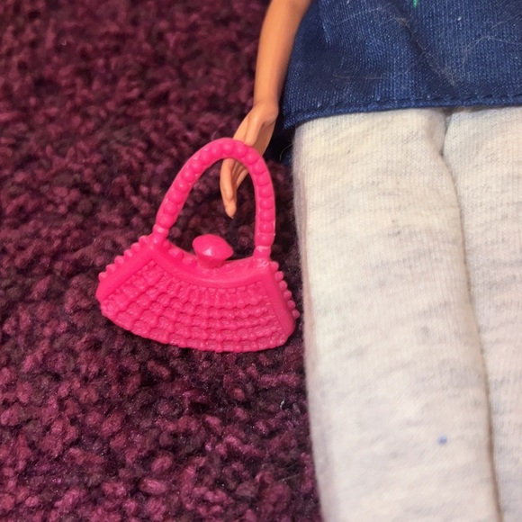 Barbie Doll with blonde hair, NY shirt & sweatpants, purse, necklace & hair comb - Picture 4 of 8